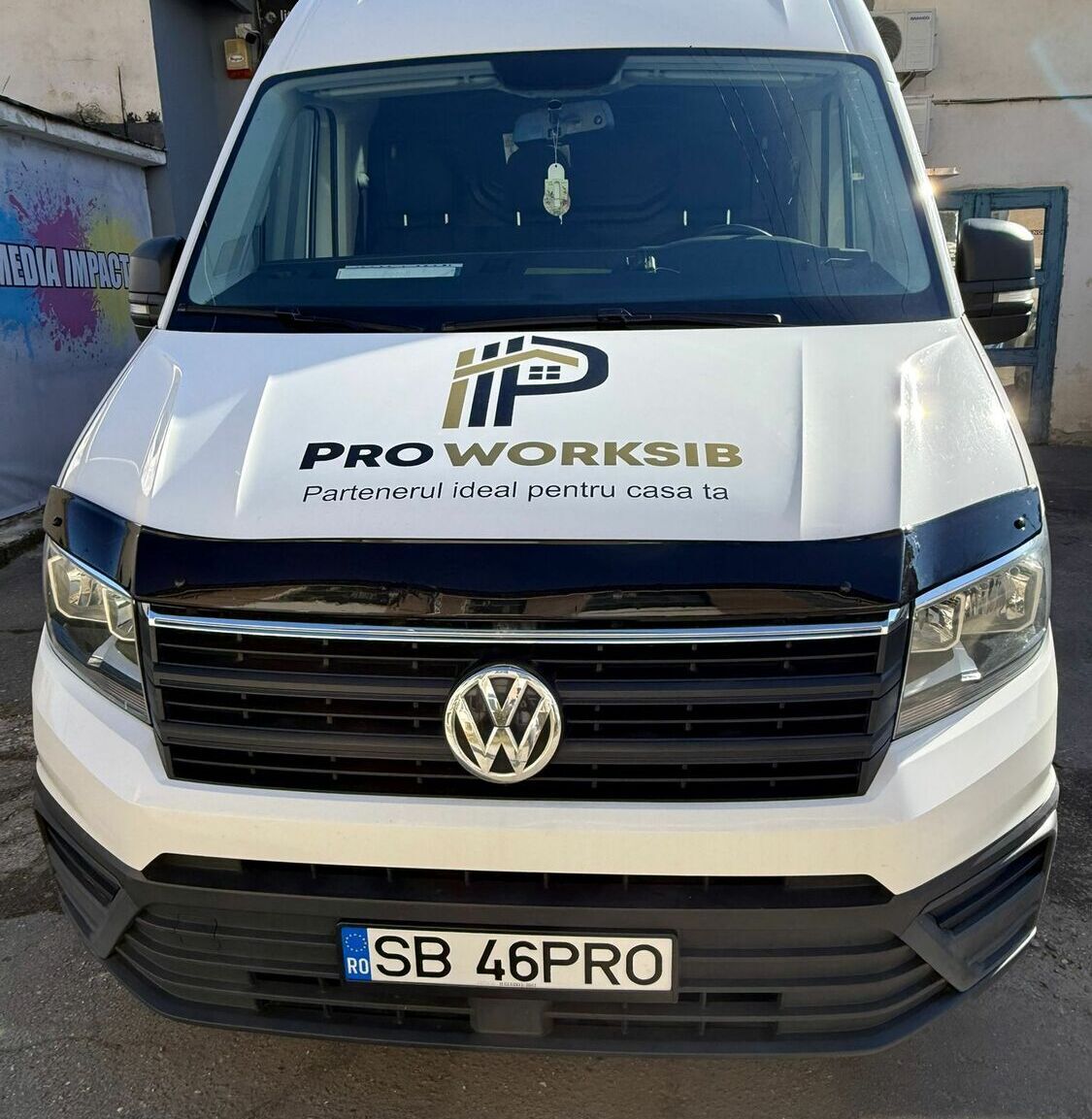 branding auto Sibiu capota personalizata pentru vizibilitate maxima branding auto sibiu duba inscriptionare capota cu logo proworksib realizata cu materiale premium