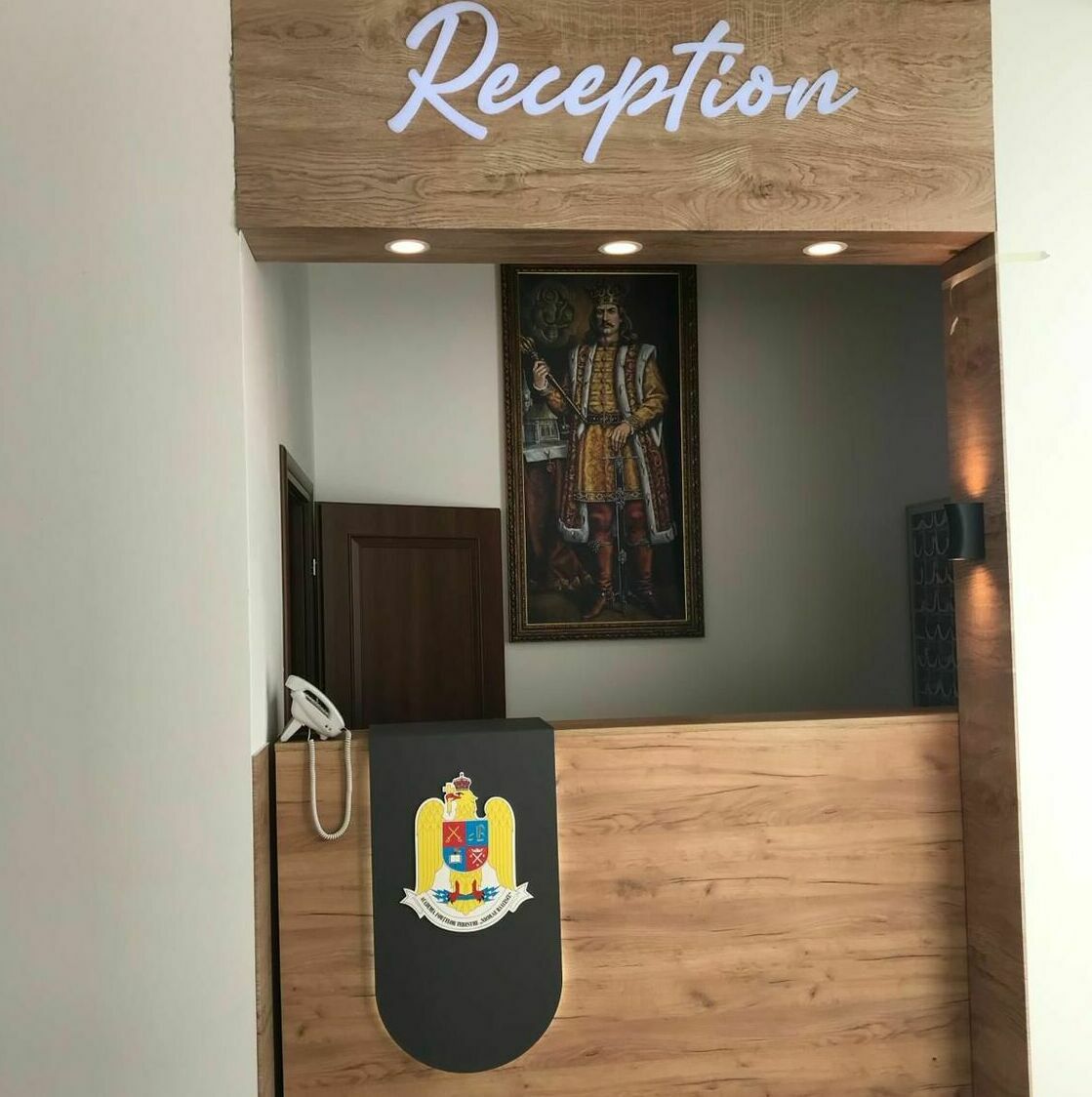 Decorare recepție cu lemn printat, emblema României și materiale publicitare aplicate, inclusiv tablou canvas personalizat, realizat cu profesionalism.