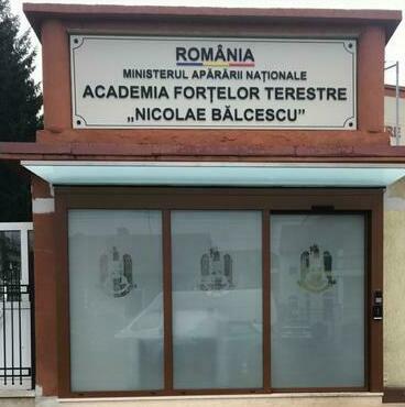 Decorare geamuri cu sigla României mari în folie sablată și aplicare de litere volumetrice personalizate pe intrarea în Academia Forțelor Terestre, în Sibiu.