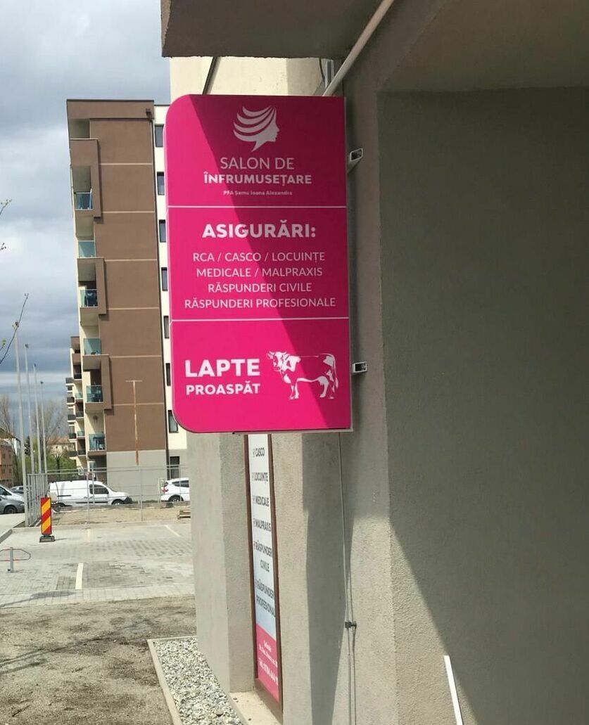 caseta luminoasa sibiu dubla fata tip totem realizata pentru mai multe firme asigurari salon infrumusetare si lapte design modern vizibilitate maxima din ambele sensuri trafic intens