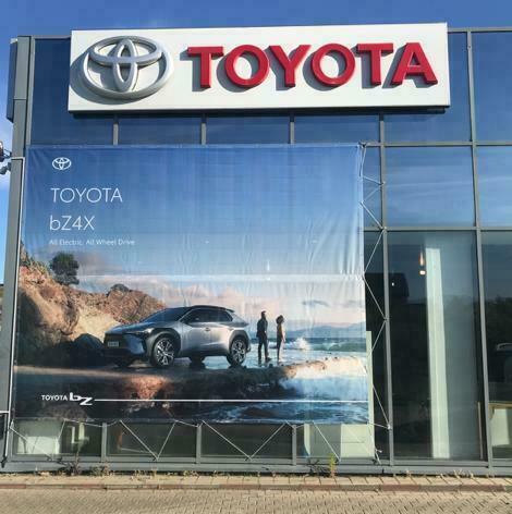 Litere volumetrice luminoase cu logo-ul Toyota și mesh de 100 de metri pătrați pe magazinul Toyota din Sibiu