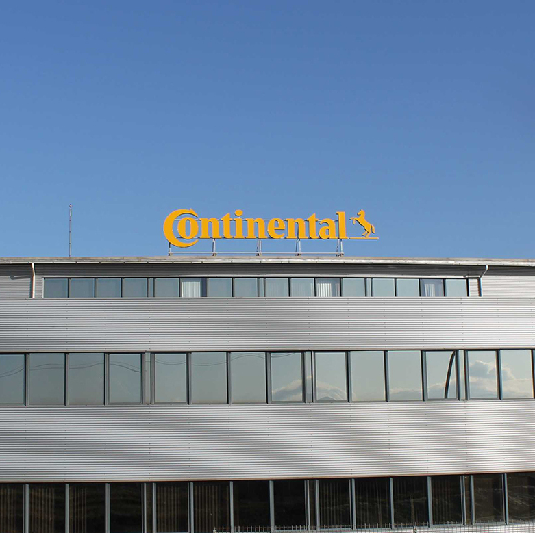 Productie publicitara finalizata și montata la mare înălțime pe fabrica Continental din Sibiu