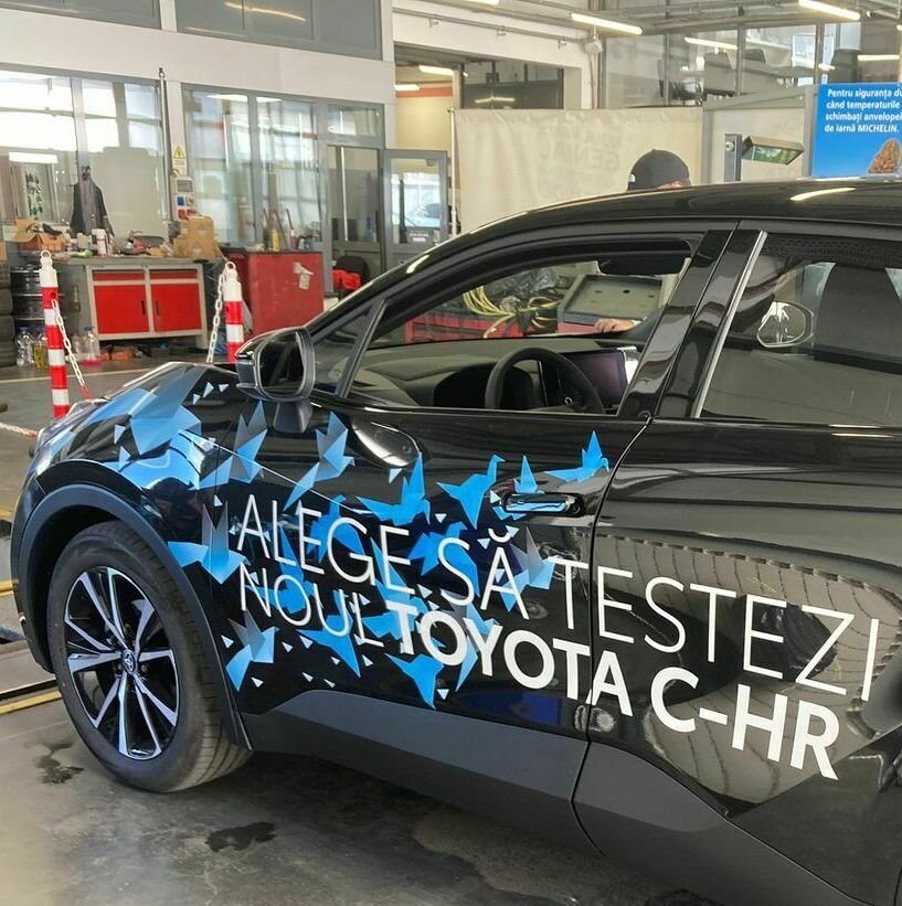 Serviciu de inscriptionare auto profesionistă pentru vehiculele noi la dealerul auto din Sibiu, asigurând o prezentare impecabilă a brandului.