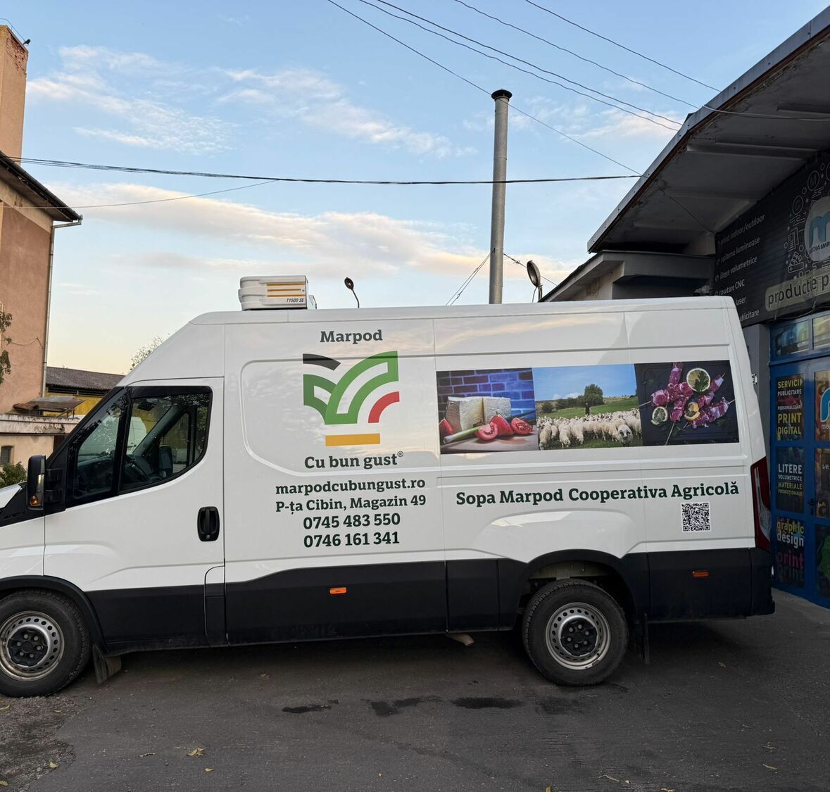 colantare duba frigorifica sibiu pentru firma alimentara branding auto profesional vizibilitate maxima si imagine de incredere inscriptionare auto duba frigorifica pentru produse alimentare in sibiu branding profesional cu impact vizual si promovare eficienta