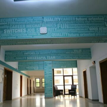Decorarea și imbracarea peretilor și stalpilor Facultății de Inginerie ULBS din Sibiu în autocolant printat, cu un design grafic profesional