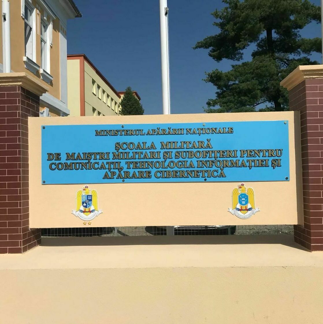 Totem de mari dimensiuni, realizat cu atenție la detalii pentru producție publicitară exterioară în Sibiu, design robust și executie profesionistă.