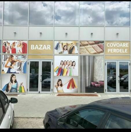 Decorarea fațadei unui magazin de covoare și perdele cu autocolant printat și grafică personalizată, aducând un aspect atrăgător și profesional.