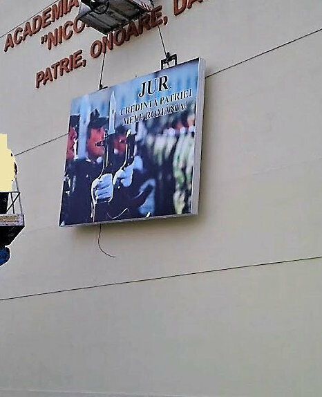 reclame luminoase sibiu de mari dimensiuni cu caseta luminoasa si litere volumetrice montaj profesional la inaltime pentru cladiri