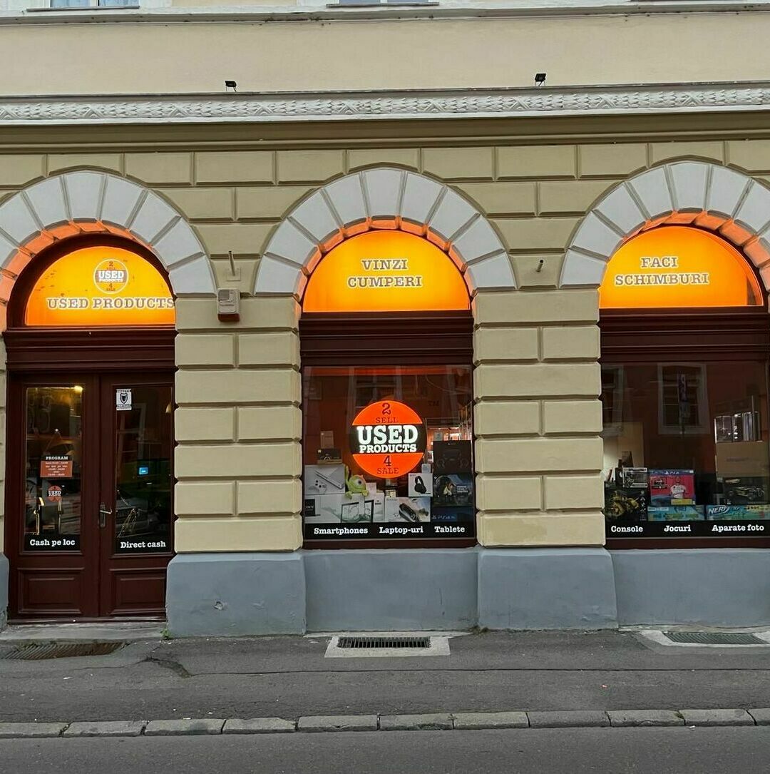 Producție și montaj profesional de reclame luminoase și print-uri pentru fatada unui magazin din centrul Sibiului, asigurând o prezentare atrăgătoare și vizibilitate maximă.