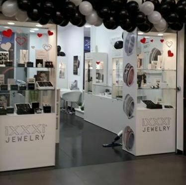 Realizare vitrine printate și personalizate pentru magazin de bijuterii din mall-ul Sibiului, decorare vitrine de lux.