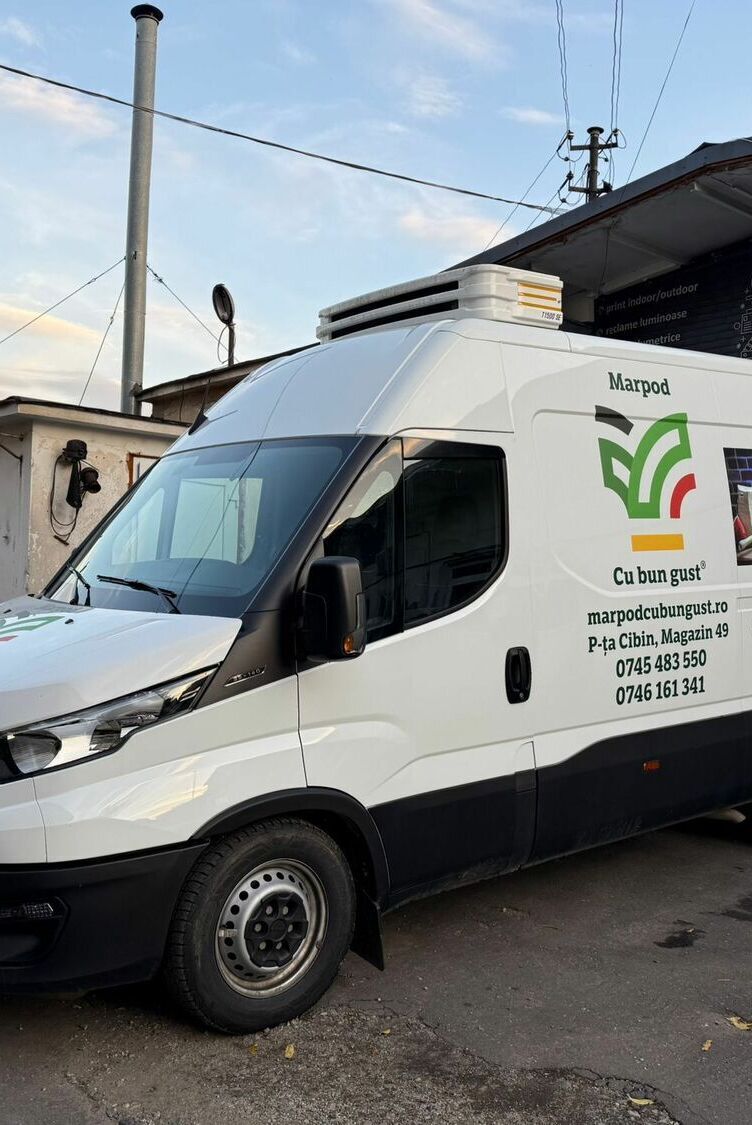 inscriptionare auto detaliu grafica pe duba alimentara in sibiu cu imagini produse si branding profesional pentru impact vizual puternic