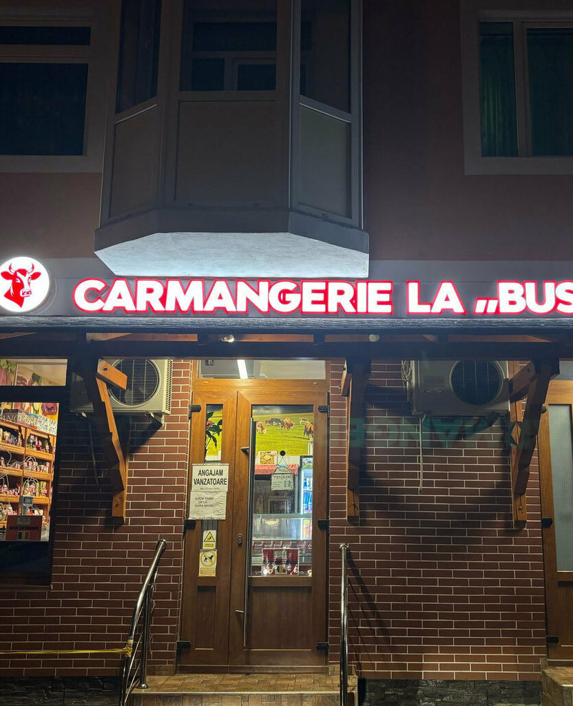 litere volumetrice luminoase sibiu pentru carmangerie set complet cu logo led incadrare pe 7 metri montaj pe fatada pentru vizibilitate maxima noaptea