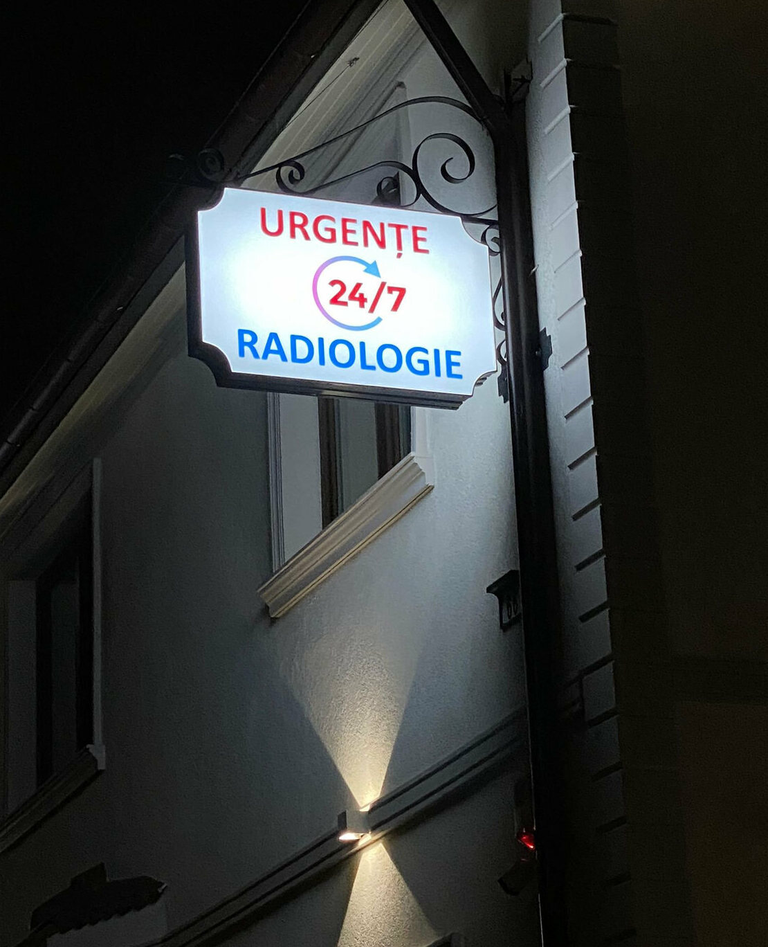 caseta luminoasa sibiu dubla fata pentru clinica urgente 24 7 vizibilitate maxima zi si noapte semnalizare clara pentru pacienti