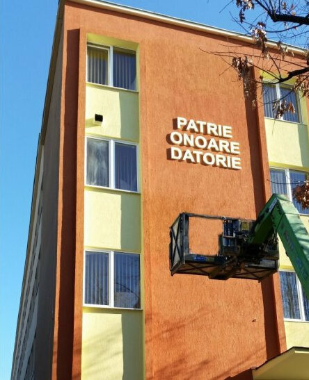 reclame luminoase sibiu litere volumetrice iluminate montate pe cladire pentru academia fortelor terestre mesaj patrie onoare datorie executie premium rezistenta exterior si vizibilitate maxima