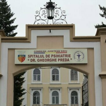 Panou publicitar pentru intrare, logo și semnalistică pentru Spitalul de Psihiatrie din Sibiu, cu grafică și montaj