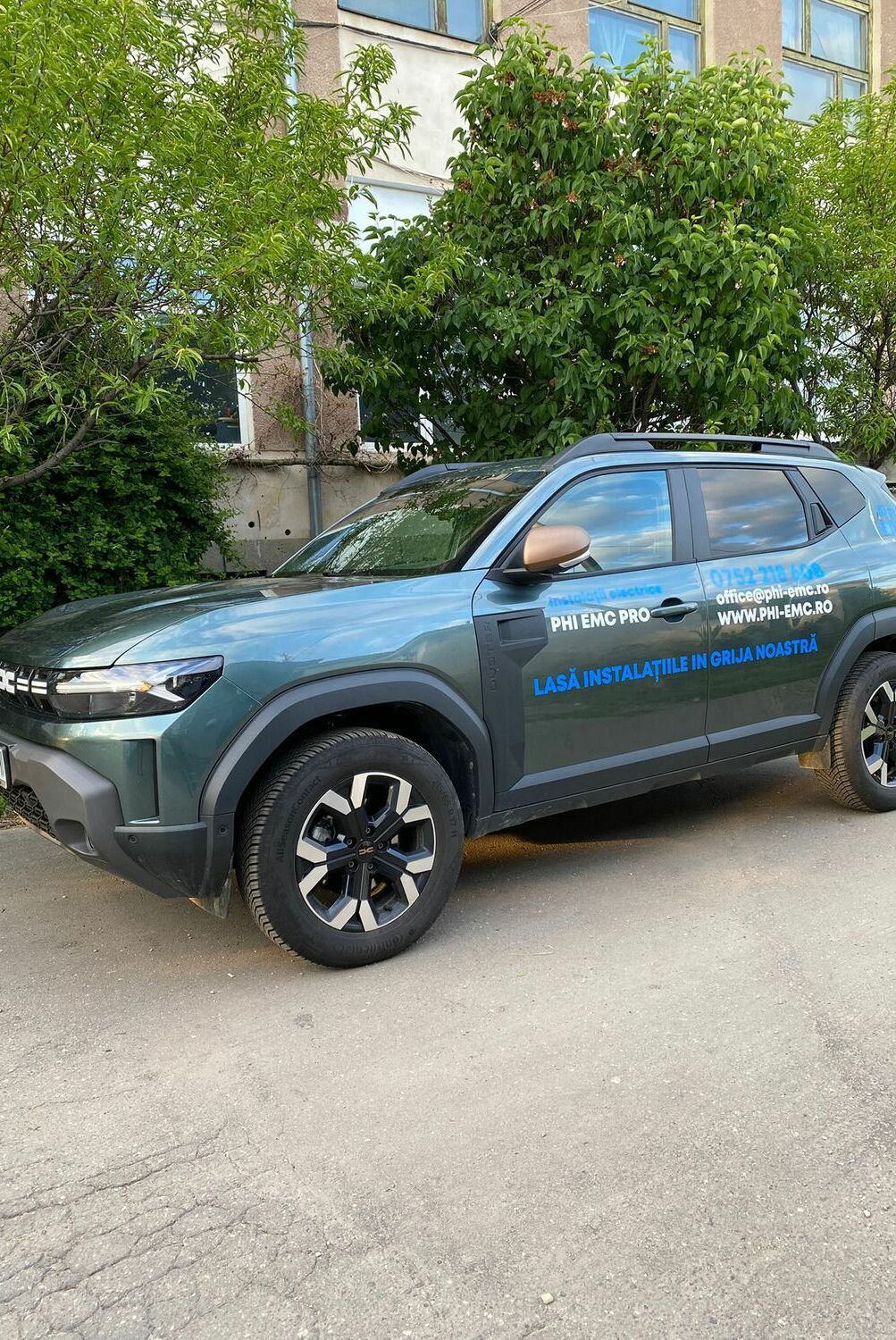 inscriptionare auto flota sibiu pentru firma PHI EMC cu branding unitar pe mai multe masini si imagine profesionala