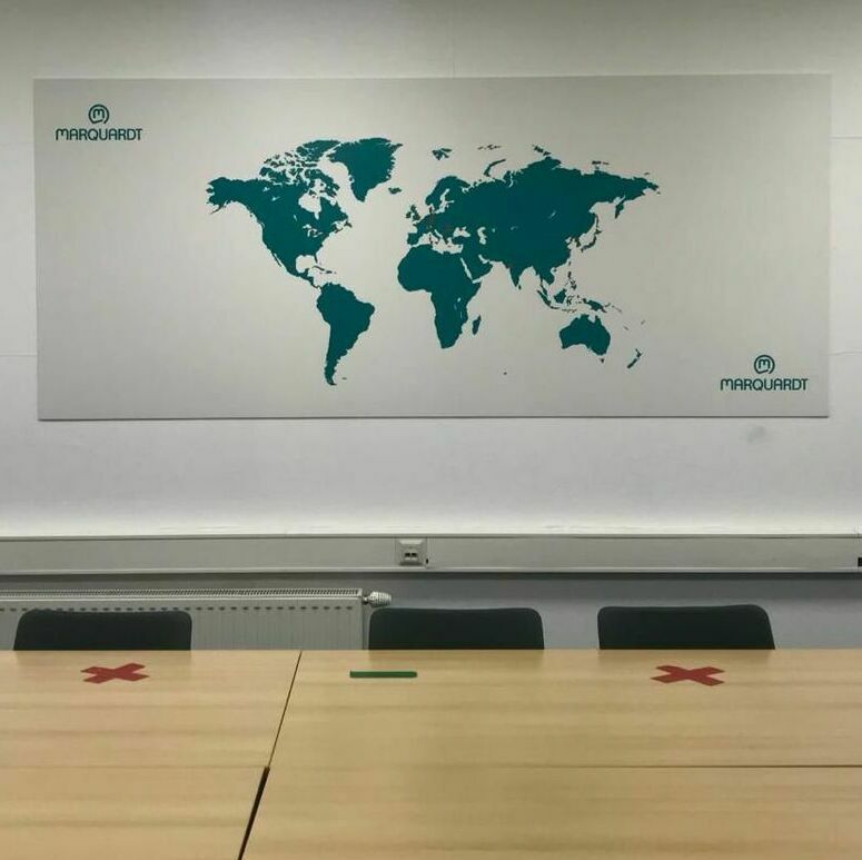 Hartă personalizată a lumii, printată și aplicată într-o sală de conferințe din Sibiu pentru decor profesional și educațional.