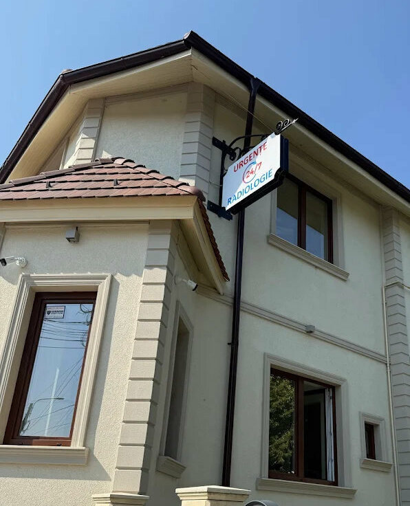 reclama luminoasa fata verso sibiu pentru clinica medicala montata perpendicular pe cladire cu iluminare led