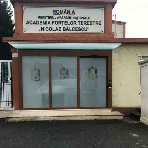 Decorare geamuri cu sigla României mari în folie sablată și aplicare de litere volumetrice personalizate pe intrarea în Academia Forțelor Terestre, în Sibiu.