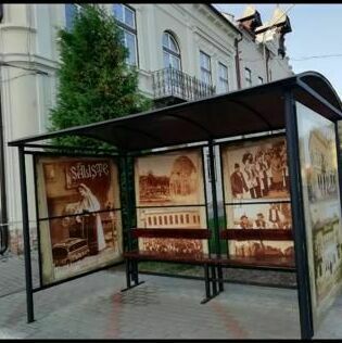 Stație de autobuz cu design personalizat, îmbrăcată și decorată integral în materiale publicitare, realizată de la zero.