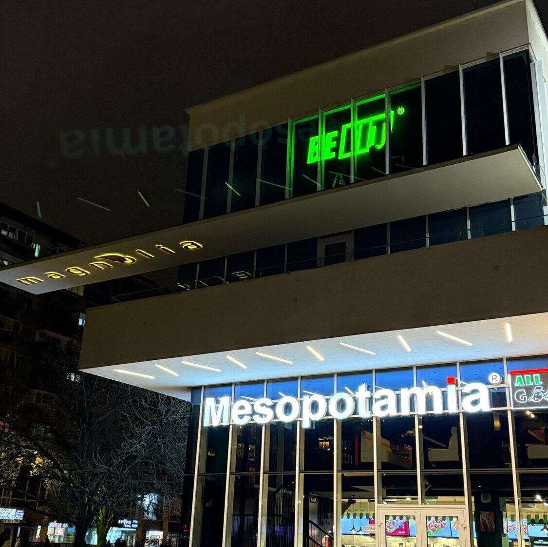 reclame luminoase magazine sibiu litere volumetrice si iluminare led pentru fatade comerciale cu impact vizual puternic zi si noapte reclame luminoase sibiu pentru magazine si complexe comerciale cu litere volumetrice led montaj pe cladire pentru vizibilitate maxima