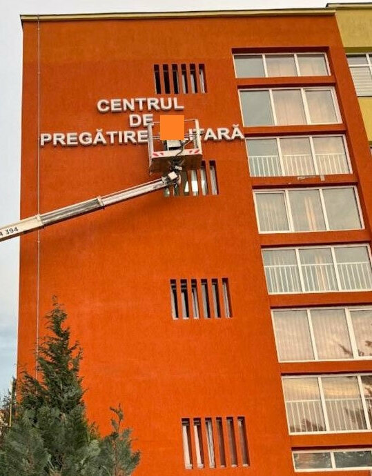 Firme luminoase Sibiu – montaj profesional la inaltime pentru litere volumetrice LED montaj firma luminoasa sibiu la inaltime pe cladire cu litere volumetrice si iluminare led pentru vizibilitate maxima