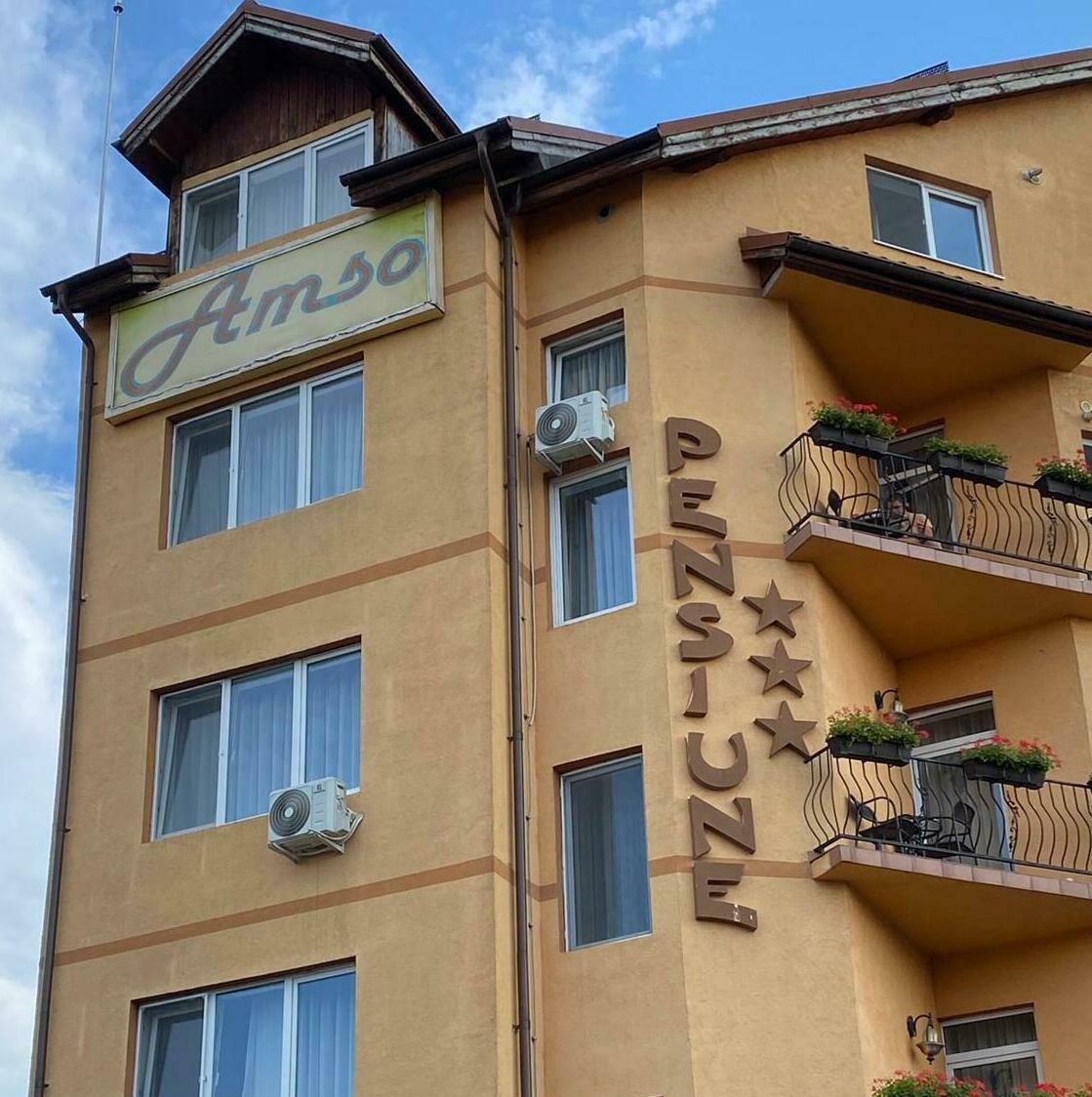 Decorare cu folie sablată personalizată în birourile companiei Marquardt, adăugând un touch elegant și profesional în interiorul lor.