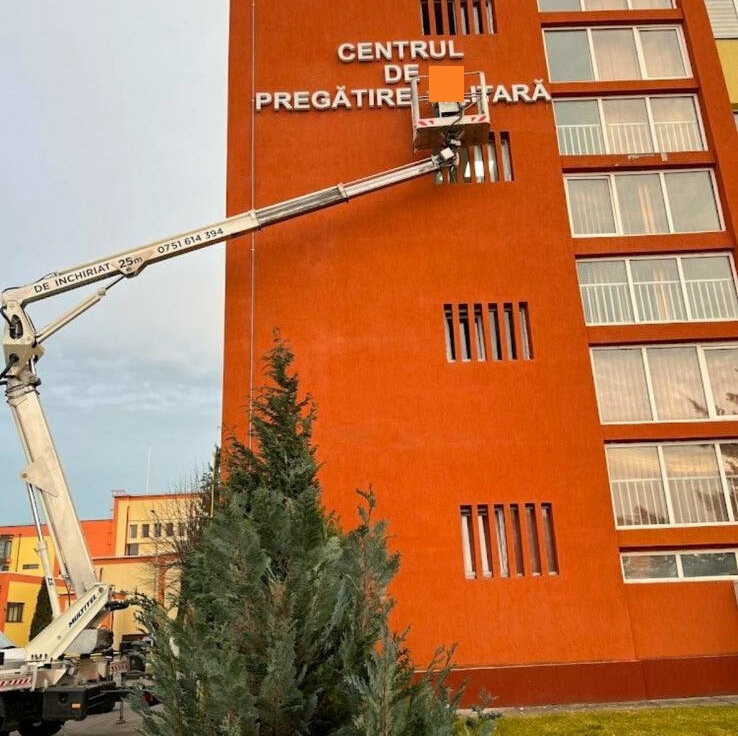 litere volumetrice luminoase sibiu montaj profesional la inaltime pentru cladiri oficiale cu impact vizual puternic si durabilitate ridicata reclame luminoase sibiu pentru institutie publica litere volumetrice luminoase montaj la mare inaltime pe cladiri pentru vizibilitate maxima