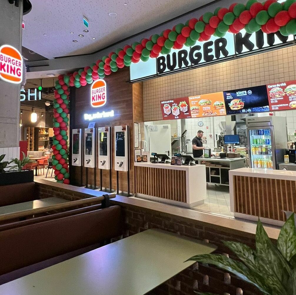 Montare materiale publicitare pentru deschiderea Burger King în Sibiu, inclusiv bannere, autocolante și alte elemente de branding personalizate