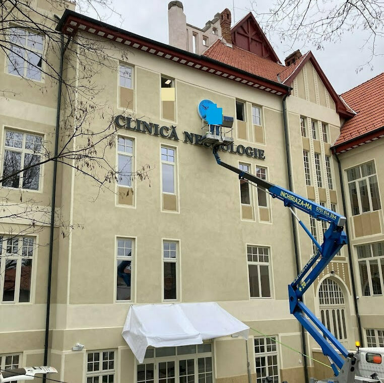 Producție publicitară pentru Spitalul Clinic Județean din Sibiu, montaj cu nacelă și macara a unor litere luminoase și ceas digital de mare dimensiune
