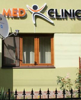 totem luminos sibiu logo volumetric luminos clinica medicala med clinic branding exterior