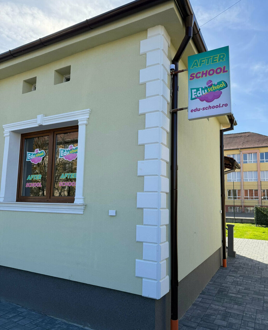 caseta luminoasa dubla fata sibiu pentru scoala si afterschool vizibilitate excelenta din ambele sensuri iluminare led productie si montaj profesional pentru spatii educationale