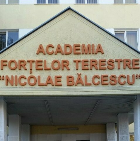 Montajul unor litere pentru intrarea în Academia din județul Sibiu