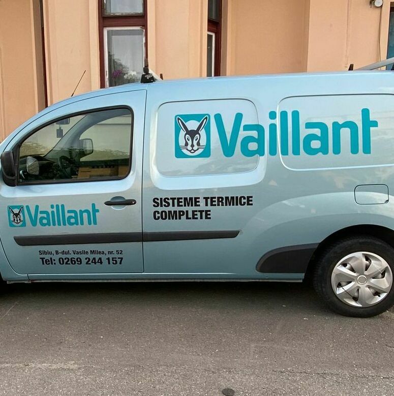 Inscriptionarea auto pentru firma Vaillant, asigurând o prezentare profesională și uniformă a brandului pe vehiculele sale.