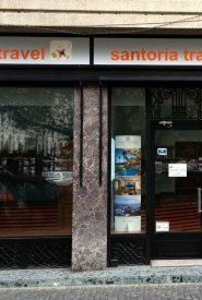 caseta luminoasa agentie turism sibiu montata pe fatada in centrul orasului pentru promovare servicii turistice