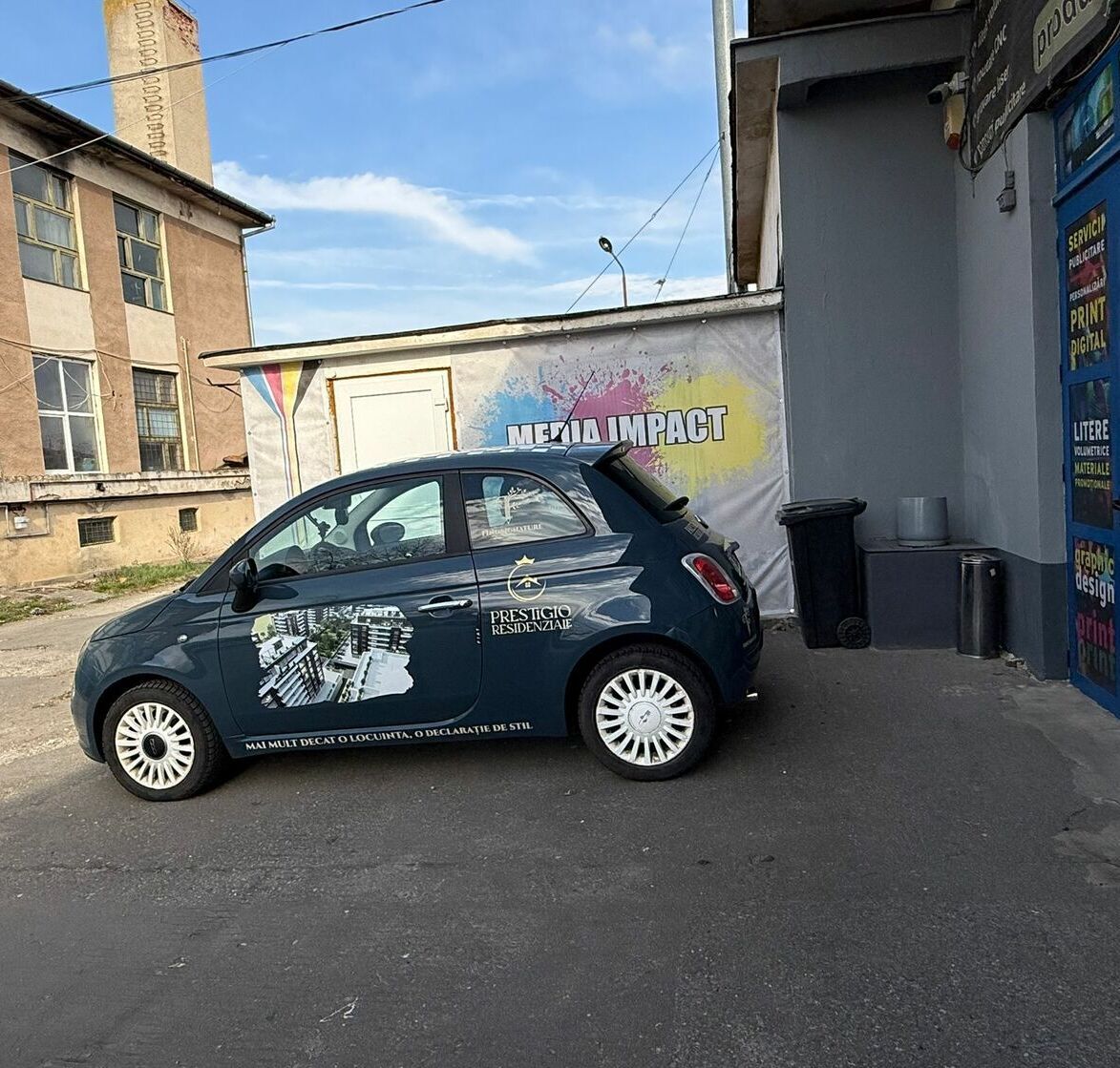 Branding auto Sibiu - inscriptionare premium pentru masina de business Branding auto Sibiu realizat prin inscriptionare profesionala pentru masina RE/MAX, colant auto premium pentru imagine de brand si reclamă mobila