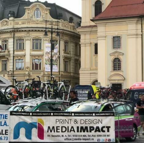 Realizarea unei multitudini de bannere publicitare și montaj pentru Turul Ciclist al României, în Piața Mare din Sibiu, bannere publicitare