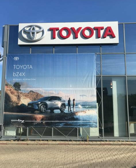 logo volumetric si litere volumetrice sibiu realizate pentru reprezentanta toyota productie premium montaj profesional branding exterior vizibilitate maxima zi si noapte