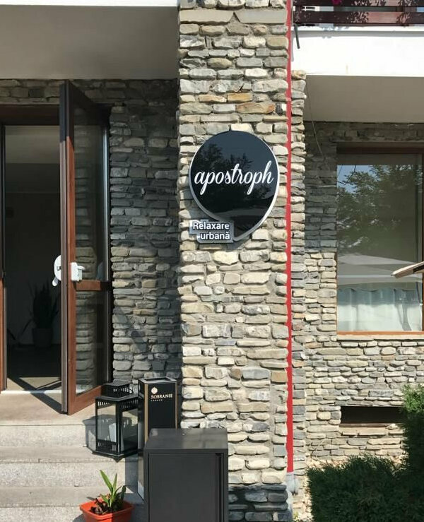 reclama luminoasa sibiu pentru hotel apostroph caseta rotunda iluminata led montata pe fatada