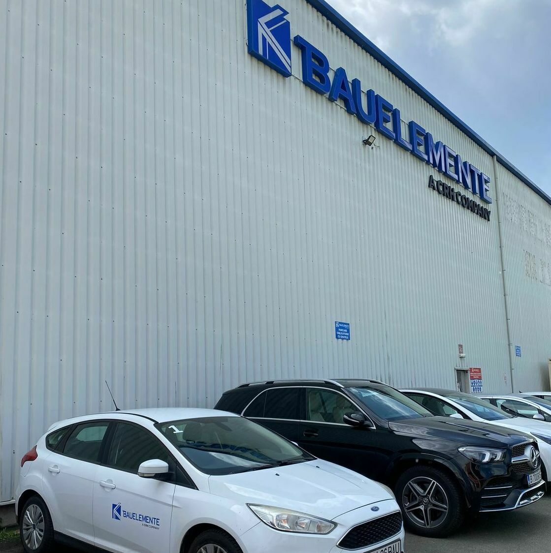 Realizare producție publicitară pentru fabrica BAUELEMENTE și inscripționare auto pentru o flotă extinsă de vehicule, servicii personalizate și executate cu precizie.