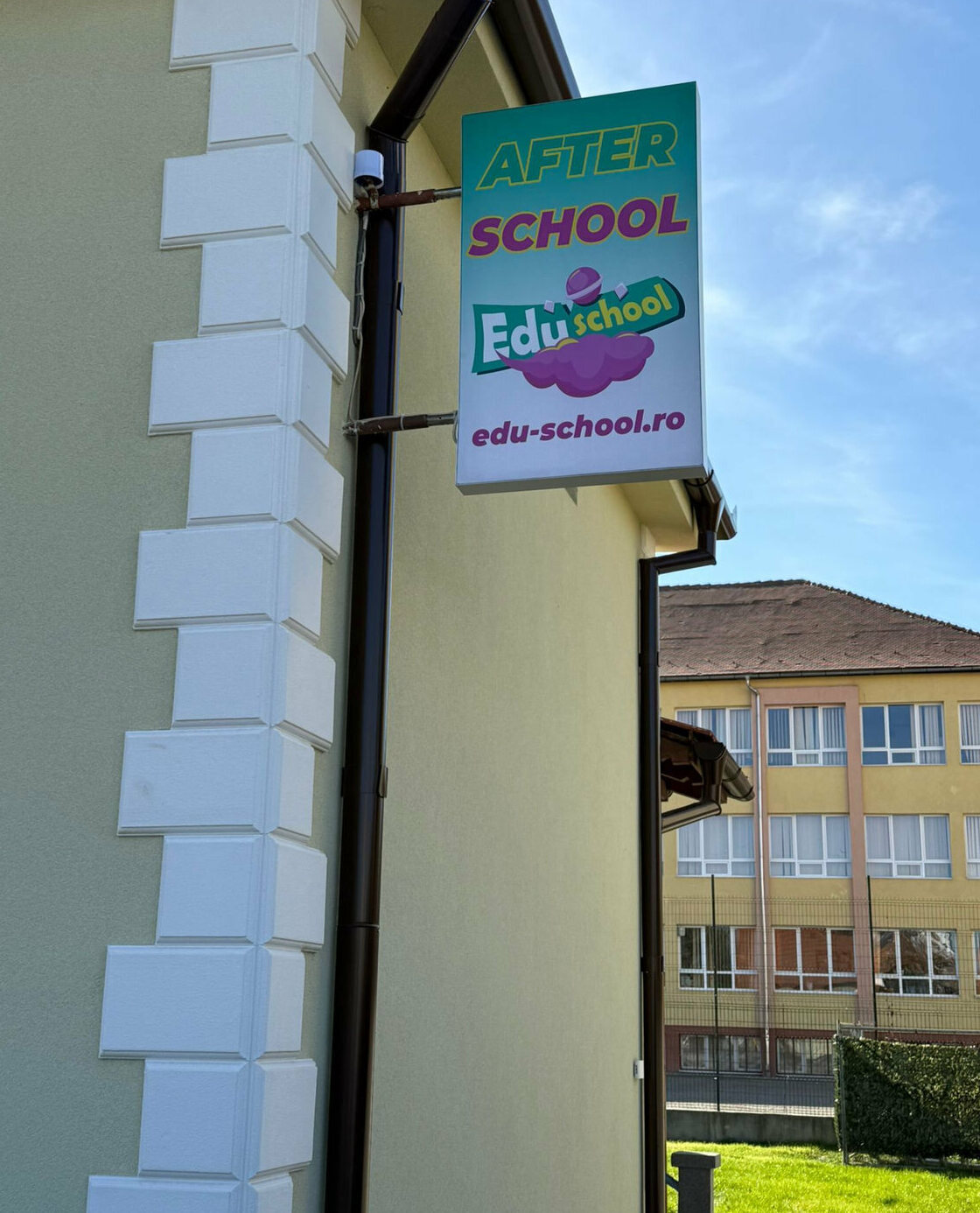 caseta luminoasa sibiu realizata pentru after school montaj perpendicular pe fatada vizibilitate maxima din ambele sensuri iluminare led uniforma pentru atragerea parintilor si copiilor