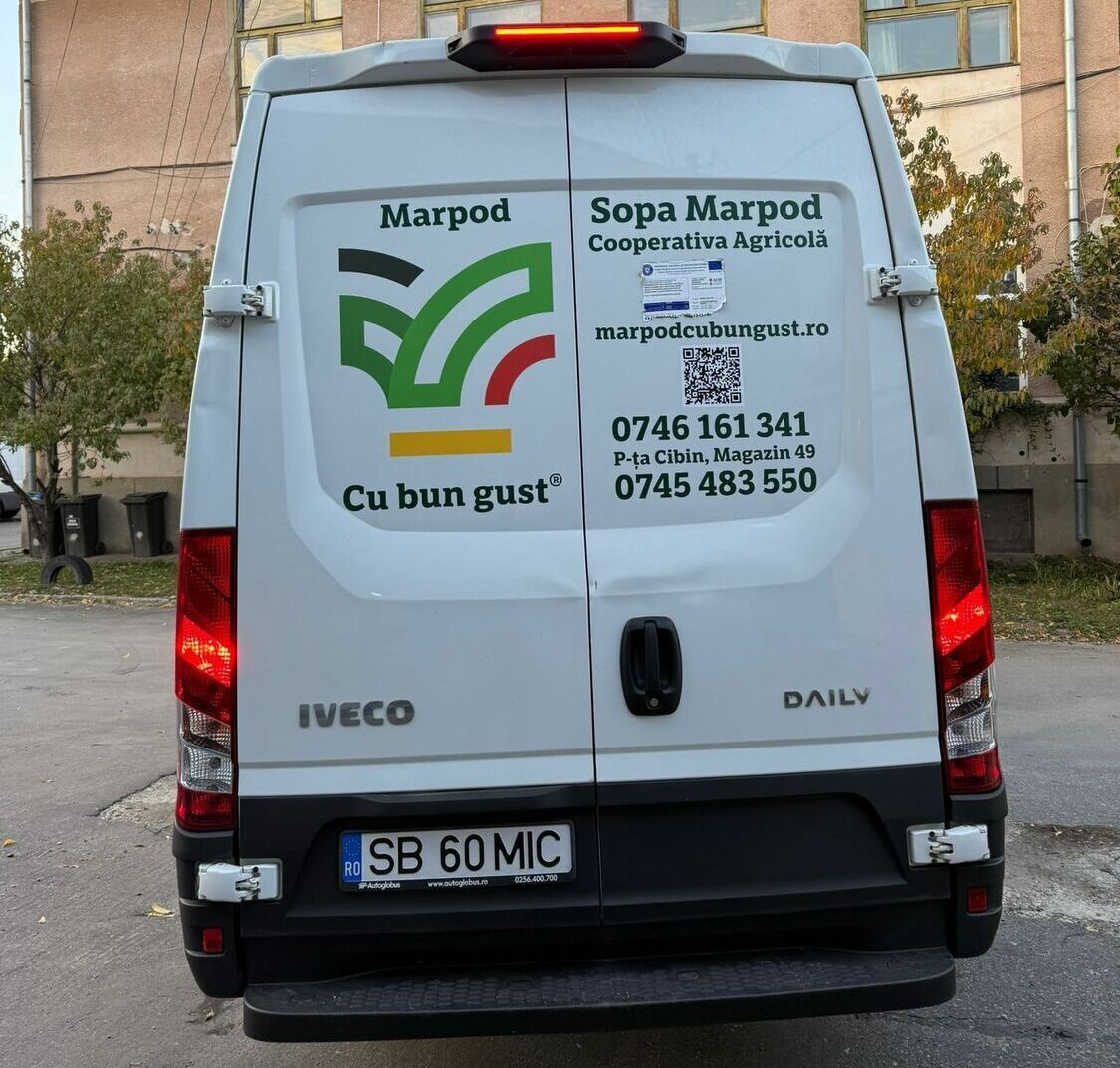 colantare spate duba sibiu cu telefon si logo branding auto profesional pentru atragere clienti si impact vizual puternic inscriptionare auto spate duba cu date de contact si branding firma in sibiu solutie eficienta pentru promovare si vizibilitate maxima