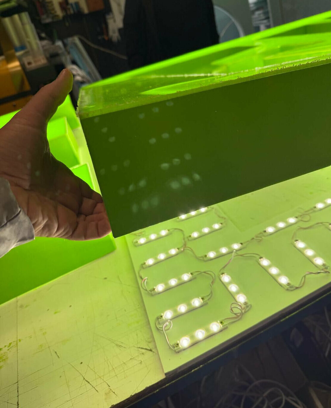 materiale premium utilizate pentru reclame luminoase in sibiu plexiglas colorat de inalta calitate module led profesionale pentru iluminare uniforma durabilitate ridicata si finisaje impecabile pentru branding vizual de impact