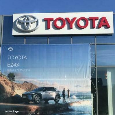 Litere volumetrice luminoase cu logo-ul Toyota și mesh de 100 de metri pătrați pe magazinul Toyota din Sibiu