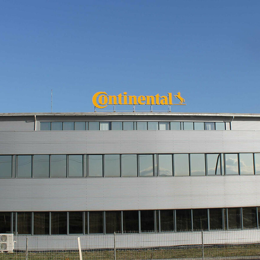 reclame luminoase industriale sibiu litere volumetrice premium montate pe structura solida pentru vizibilitate mare la distanta reclame luminoase sibiu pentru fabrica montaj pe acoperis cu litere volumetrice pe structura metalica rezistenta si siguranta maxima