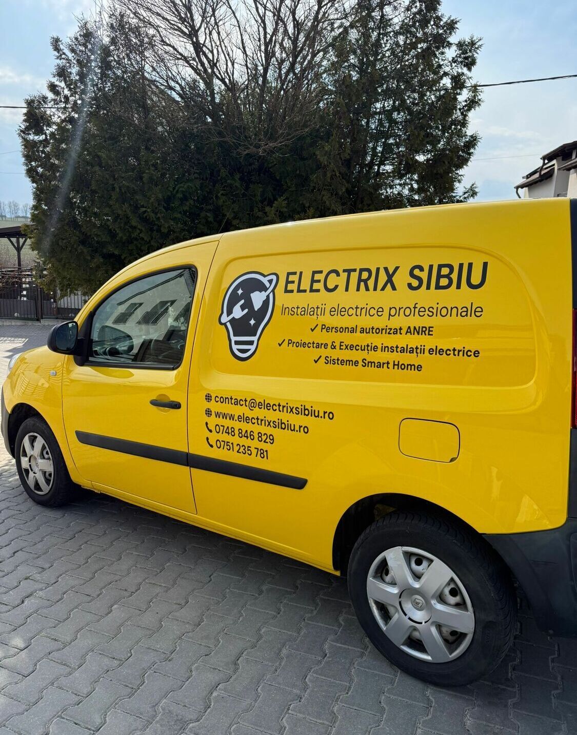 Colantare auto Sibiu pentru duba electricieni, branding masina firma cu autocolant profesional si design vizibil pentru cresterea clientilor