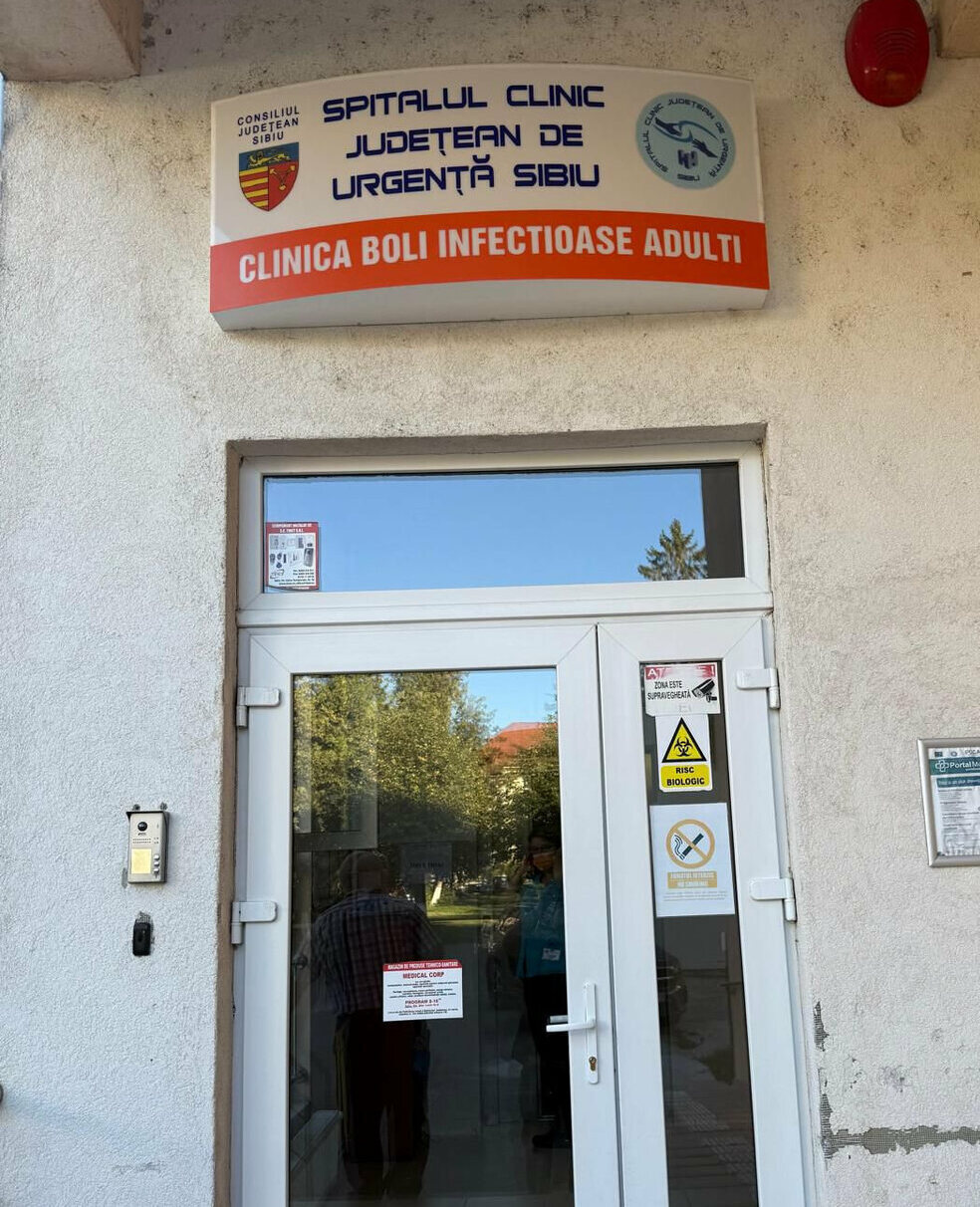 caseta luminoasa sibiu curbata realizata pentru spitalul clinic judetean design profesional pentru institutii medicale iluminare uniforma si vizibilitate excelenta pentru identificare rapida