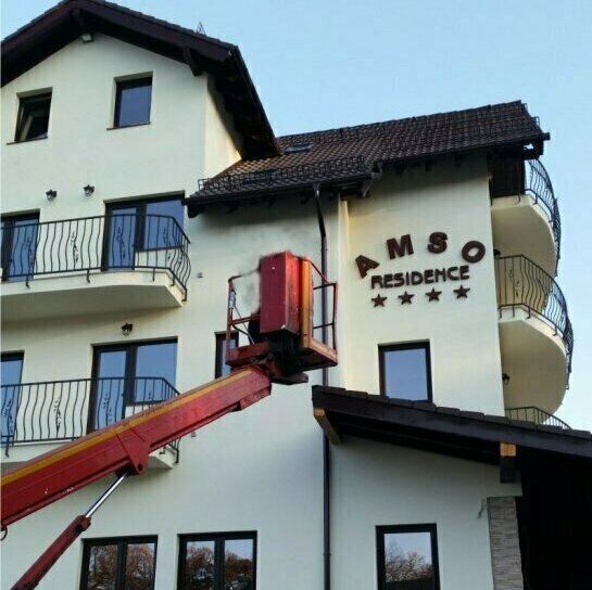 reclama luminoasa hotel sibiu montaj litere volumetrice led la inaltime pentru vizibilitate maxima si impact puternic reclama luminoasa sibiu montaj la inaltime litere volumetrice pentru hotel si pensiuni productie si instalare profesionala