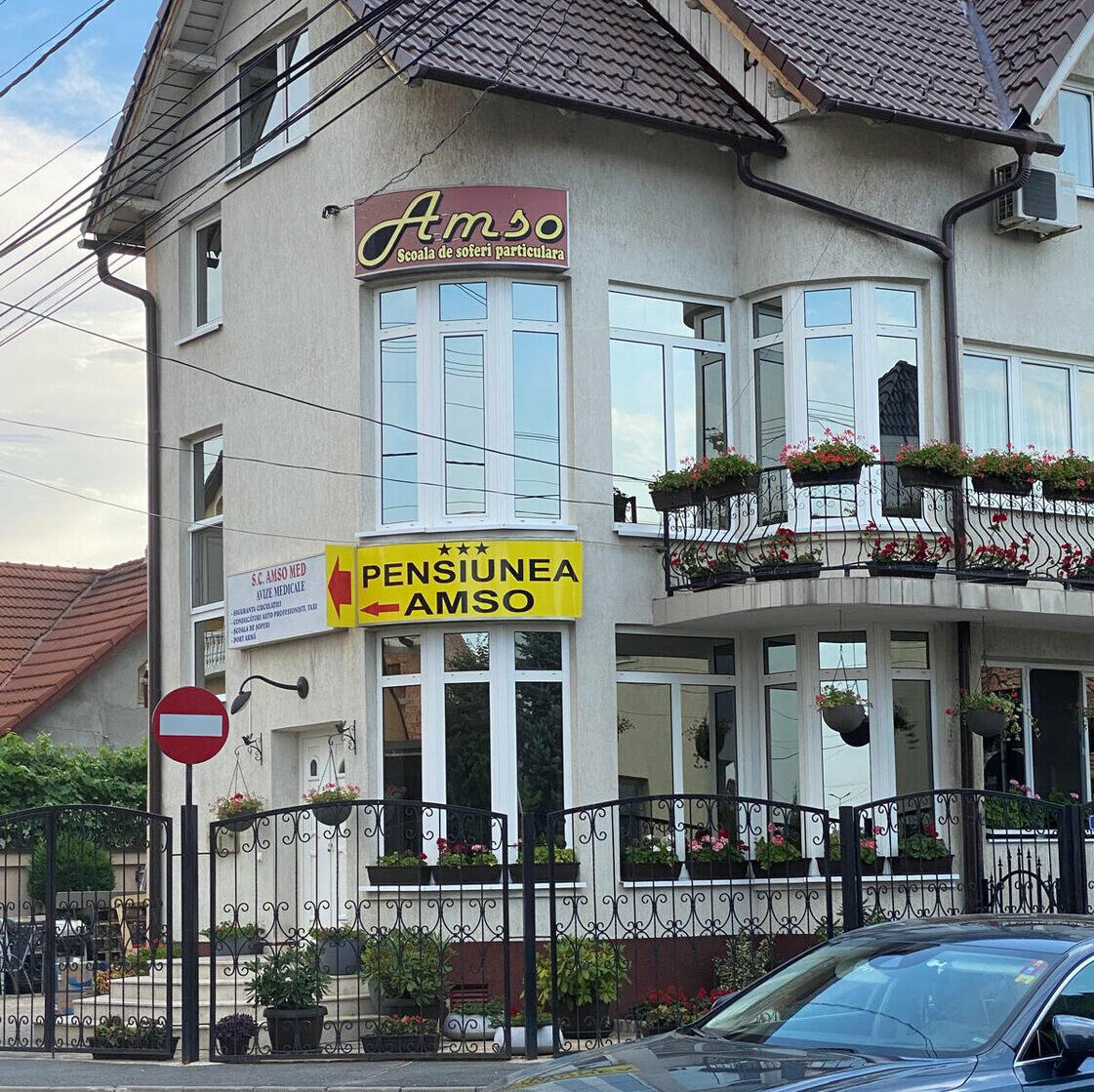 caseta luminoasa curbata sibiu montata pe colt cladire reclama exterioara personalizata vizibila din mai multe unghiuri