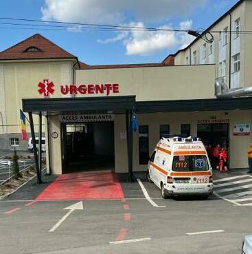 Litere volumetrice luminoase pentru secția de Urgențe a Spitalului Județean Sibiu, includând simbolul specific URGENTELOR și ambulante, montate profesional